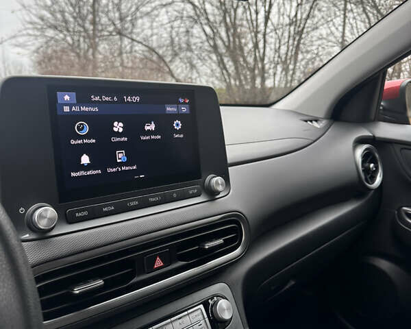 Красный Хендай Kona Electric, объемом двигателя 0 л и пробегом 87 тыс. км за 18500 $, фото 19 на Automoto.ua