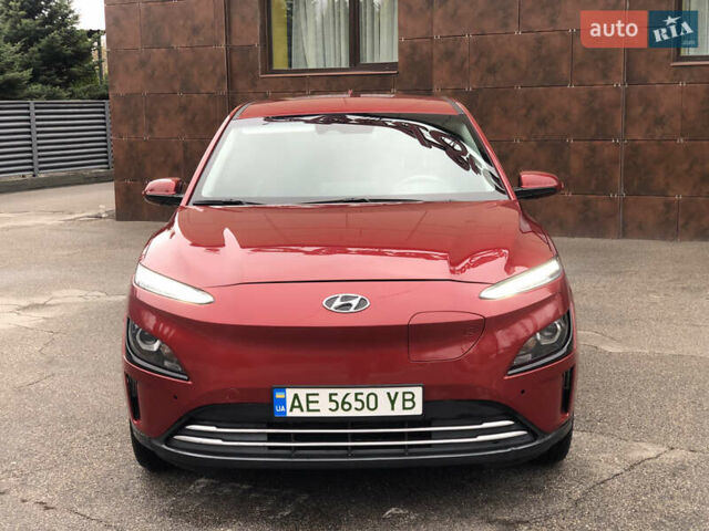 Красный Хендай Kona Electric, объемом двигателя 0 л и пробегом 104 тыс. км за 18200 $, фото 6 на Automoto.ua