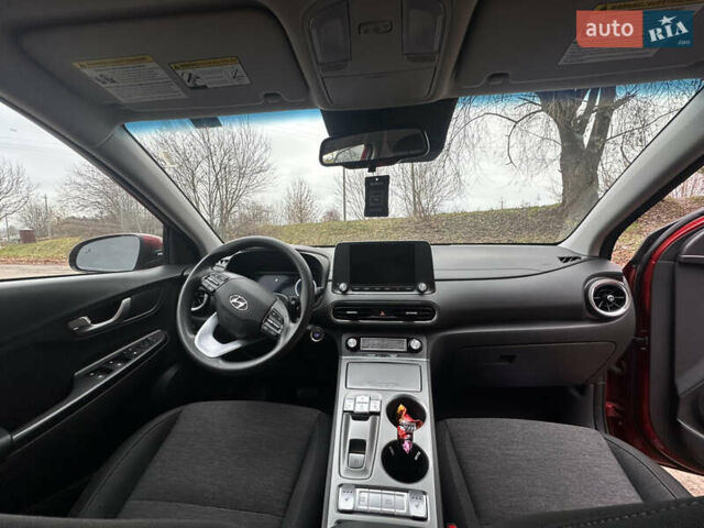Красный Хендай Kona Electric, объемом двигателя 0 л и пробегом 87 тыс. км за 18500 $, фото 33 на Automoto.ua