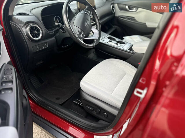 Красный Хендай Kona Electric, объемом двигателя 0 л и пробегом 100 тыс. км за 17200 $, фото 14 на Automoto.ua