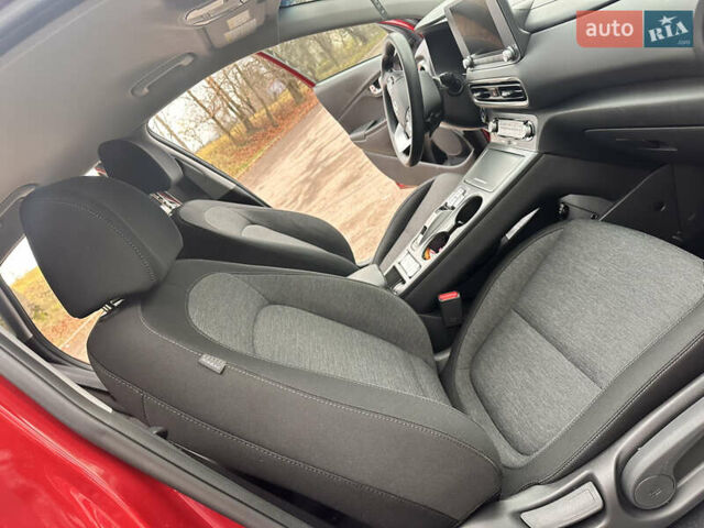 Красный Хендай Kona Electric, объемом двигателя 0 л и пробегом 87 тыс. км за 18500 $, фото 16 на Automoto.ua