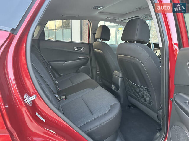 Красный Хендай Kona Electric, объемом двигателя 0 л и пробегом 41 тыс. км за 20000 $, фото 19 на Automoto.ua