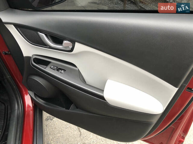 Красный Хендай Kona Electric, объемом двигателя 0 л и пробегом 104 тыс. км за 18200 $, фото 24 на Automoto.ua