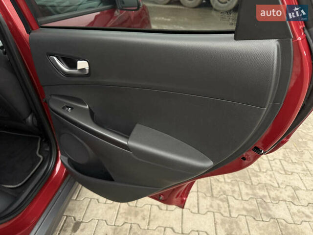 Красный Хендай Kona Electric, объемом двигателя 0 л и пробегом 17 тыс. км за 16999 $, фото 22 на Automoto.ua