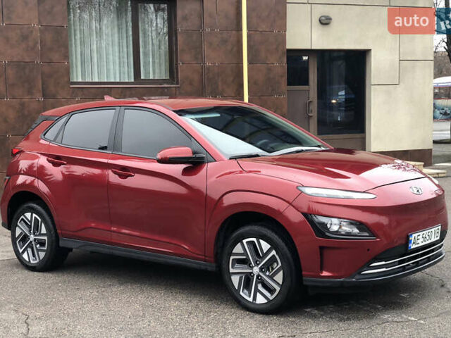 Красный Хендай Kona Electric, объемом двигателя 0 л и пробегом 104 тыс. км за 18200 $, фото 4 на Automoto.ua