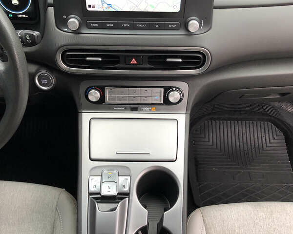 Красный Хендай Kona Electric, объемом двигателя 0 л и пробегом 104 тыс. км за 18200 $, фото 34 на Automoto.ua