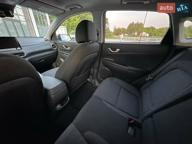 Красный Хендай Kona Electric, объемом двигателя 0 л и пробегом 41 тыс. км за 20000 $, фото 17 на Automoto.ua