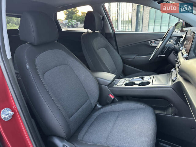 Красный Хендай Kona Electric, объемом двигателя 0 л и пробегом 41 тыс. км за 20000 $, фото 15 на Automoto.ua