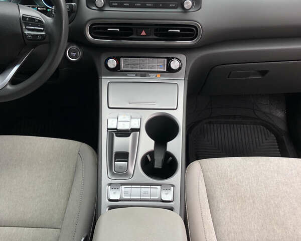 Красный Хендай Kona Electric, объемом двигателя 0 л и пробегом 104 тыс. км за 18200 $, фото 35 на Automoto.ua