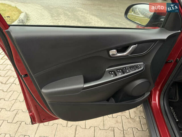 Красный Хендай Kona Electric, объемом двигателя 0 л и пробегом 17 тыс. км за 16999 $, фото 16 на Automoto.ua