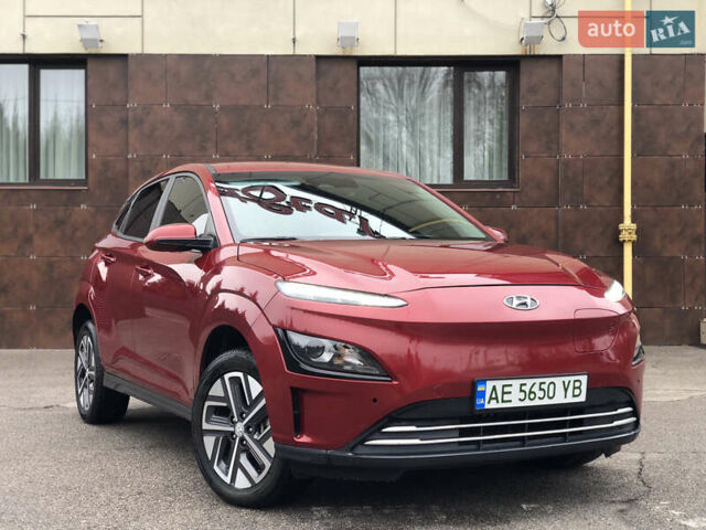 Красный Хендай Kona Electric, объемом двигателя 0 л и пробегом 104 тыс. км за 18200 $, фото 2 на Automoto.ua