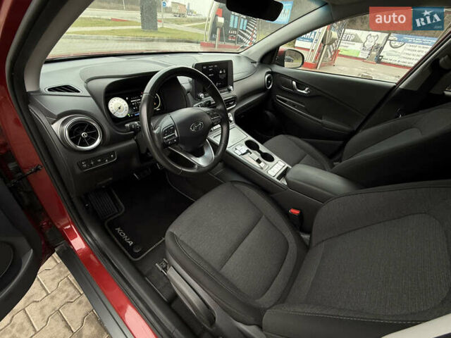 Красный Хендай Kona Electric, объемом двигателя 0 л и пробегом 17 тыс. км за 16999 $, фото 15 на Automoto.ua