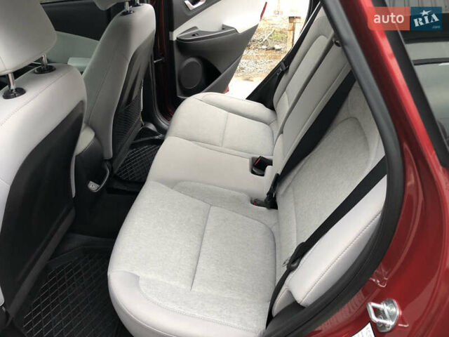 Красный Хендай Kona Electric, объемом двигателя 0 л и пробегом 104 тыс. км за 18200 $, фото 28 на Automoto.ua