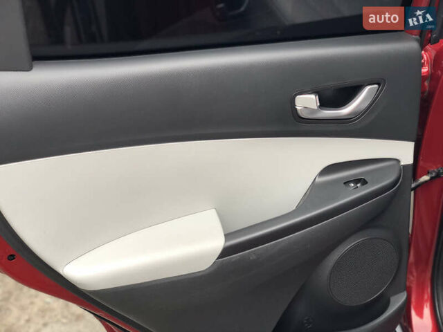 Красный Хендай Kona Electric, объемом двигателя 0 л и пробегом 104 тыс. км за 18200 $, фото 23 на Automoto.ua