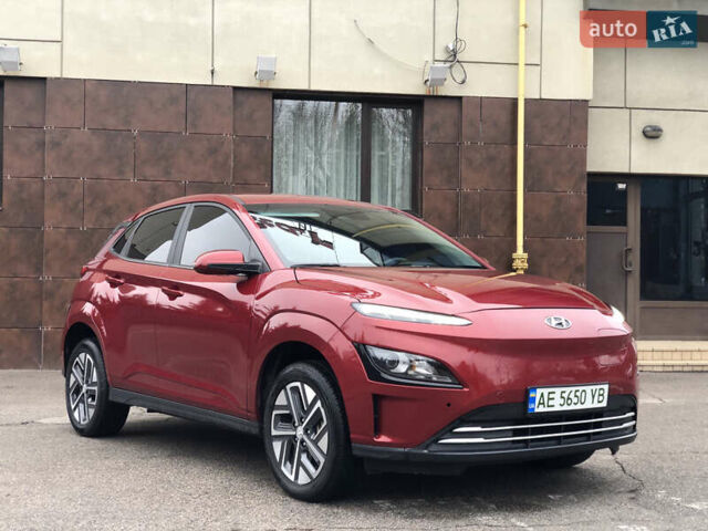 Красный Хендай Kona Electric, объемом двигателя 0 л и пробегом 104 тыс. км за 18200 $, фото 3 на Automoto.ua