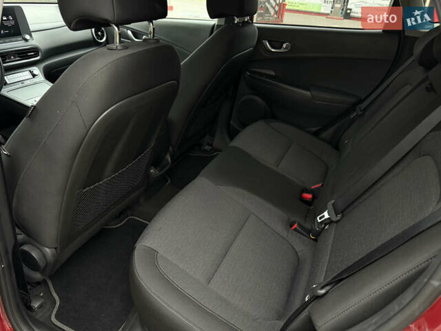 Красный Хендай Kona Electric, объемом двигателя 0 л и пробегом 17 тыс. км за 16999 $, фото 17 на Automoto.ua