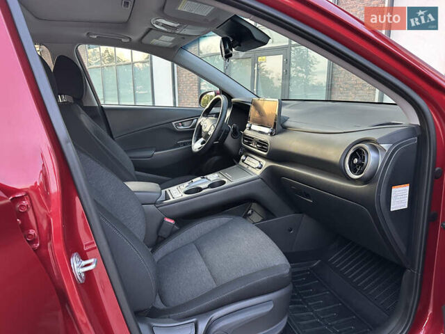 Красный Хендай Kona Electric, объемом двигателя 0 л и пробегом 41 тыс. км за 20000 $, фото 16 на Automoto.ua