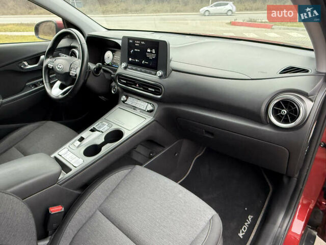 Красный Хендай Kona Electric, объемом двигателя 0 л и пробегом 17 тыс. км за 16999 $, фото 24 на Automoto.ua