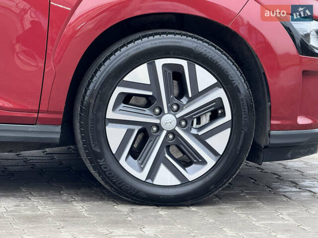 Красный Хендай Kona Electric, объемом двигателя 0 л и пробегом 17 тыс. км за 16999 $, фото 10 на Automoto.ua