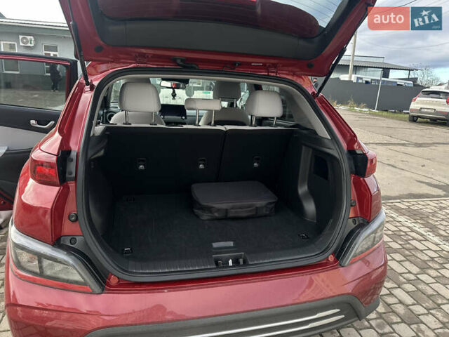 Красный Хендай Kona Electric, объемом двигателя 0 л и пробегом 100 тыс. км за 17200 $, фото 40 на Automoto.ua