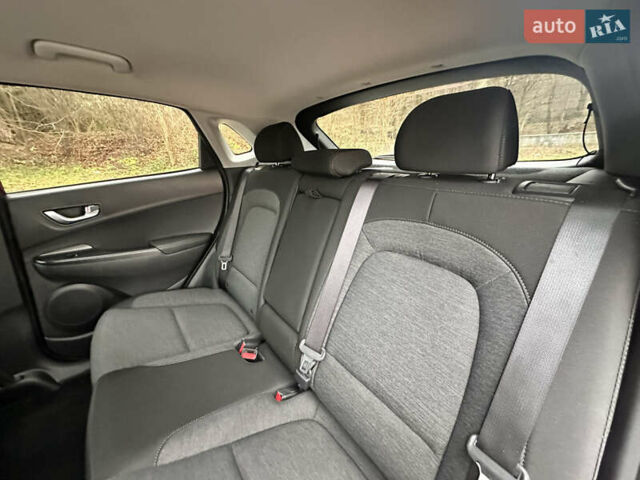 Красный Хендай Kona Electric, объемом двигателя 0 л и пробегом 87 тыс. км за 18500 $, фото 21 на Automoto.ua