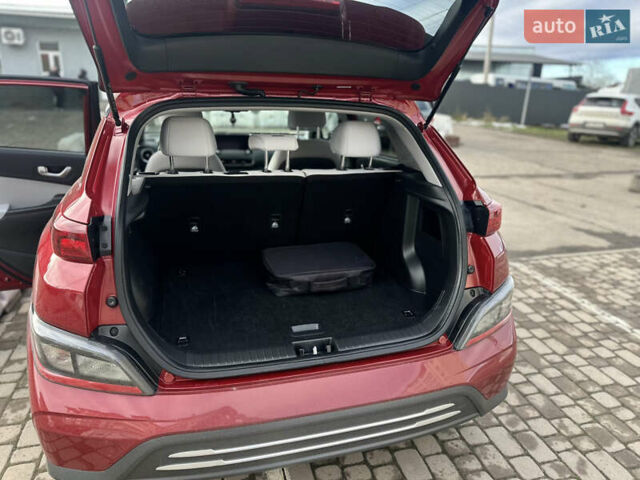 Красный Хендай Kona Electric, объемом двигателя 0 л и пробегом 100 тыс. км за 17200 $, фото 39 на Automoto.ua
