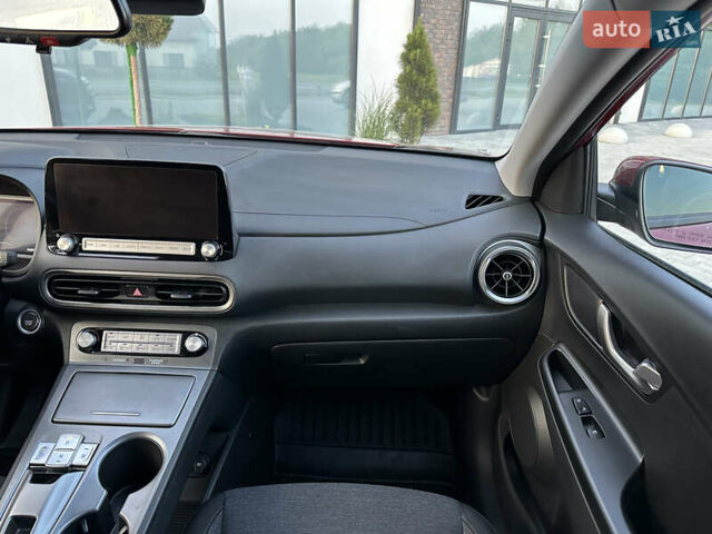 Красный Хендай Kona Electric, объемом двигателя 0 л и пробегом 41 тыс. км за 20000 $, фото 12 на Automoto.ua