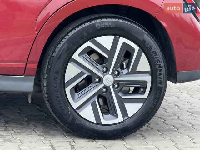 Красный Хендай Kona Electric, объемом двигателя 0 л и пробегом 17 тыс. км за 16999 $, фото 13 на Automoto.ua