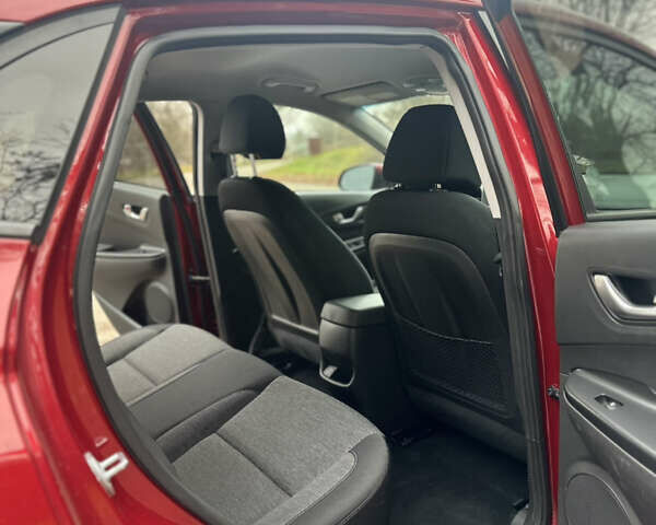 Красный Хендай Kona Electric, объемом двигателя 0 л и пробегом 87 тыс. км за 18500 $, фото 35 на Automoto.ua