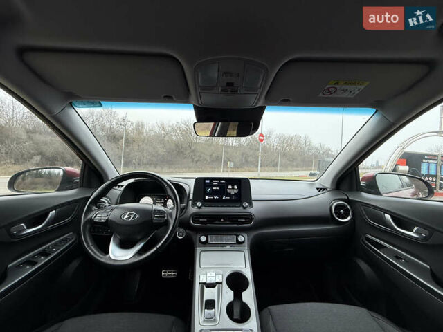 Красный Хендай Kona Electric, объемом двигателя 0 л и пробегом 17 тыс. км за 16999 $, фото 3 на Automoto.ua