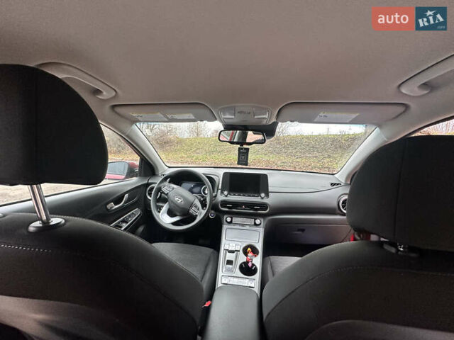 Красный Хендай Kona Electric, объемом двигателя 0 л и пробегом 87 тыс. км за 18500 $, фото 38 на Automoto.ua