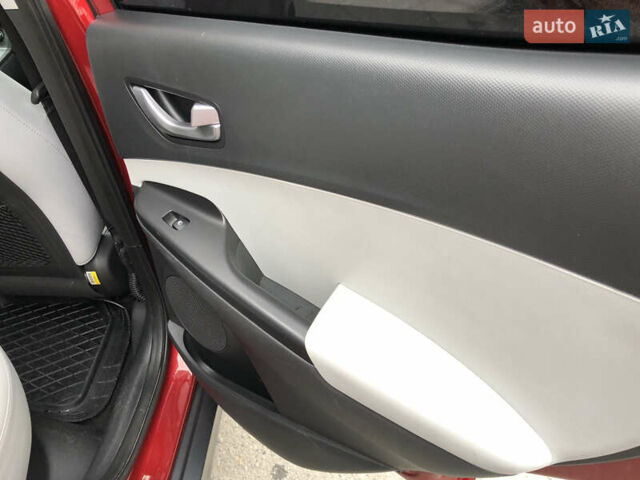 Красный Хендай Kona Electric, объемом двигателя 0 л и пробегом 104 тыс. км за 18200 $, фото 25 на Automoto.ua