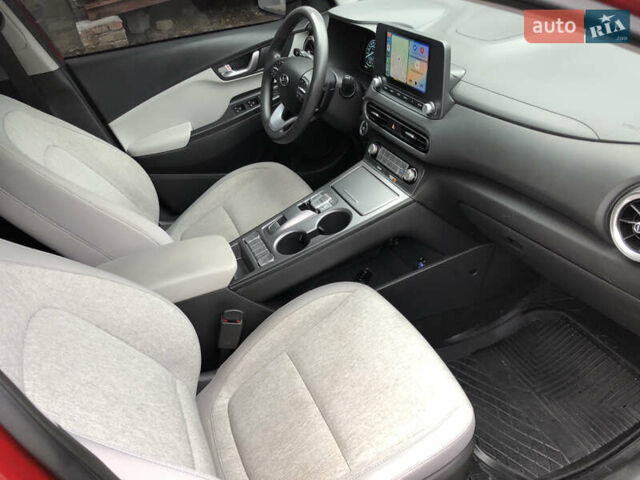 Красный Хендай Kona Electric, объемом двигателя 0 л и пробегом 104 тыс. км за 18200 $, фото 31 на Automoto.ua