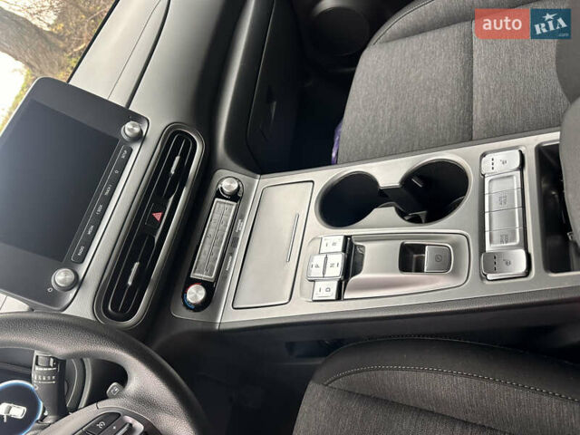 Красный Хендай Kona Electric, объемом двигателя 0 л и пробегом 87 тыс. км за 18500 $, фото 23 на Automoto.ua