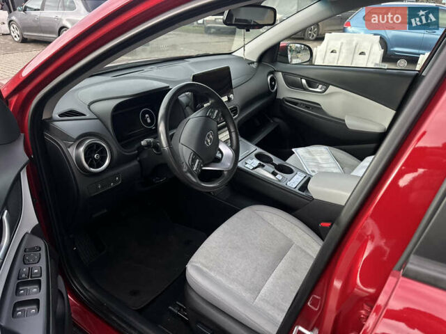 Красный Хендай Kona Electric, объемом двигателя 0 л и пробегом 100 тыс. км за 17200 $, фото 13 на Automoto.ua