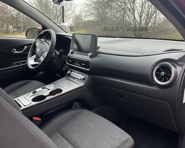 Красный Хендай Kona Electric, объемом двигателя 0 л и пробегом 87 тыс. км за 18500 $, фото 36 на Automoto.ua