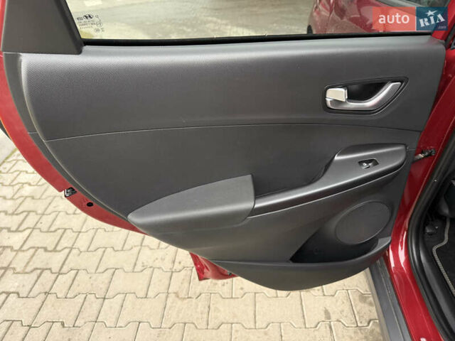 Красный Хендай Kona Electric, объемом двигателя 0 л и пробегом 17 тыс. км за 16999 $, фото 18 на Automoto.ua