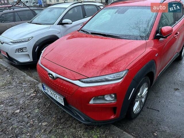 Красный Хендай Kona Electric, объемом двигателя 0 л и пробегом 40 тыс. км за 16965 $, фото 4 на Automoto.ua