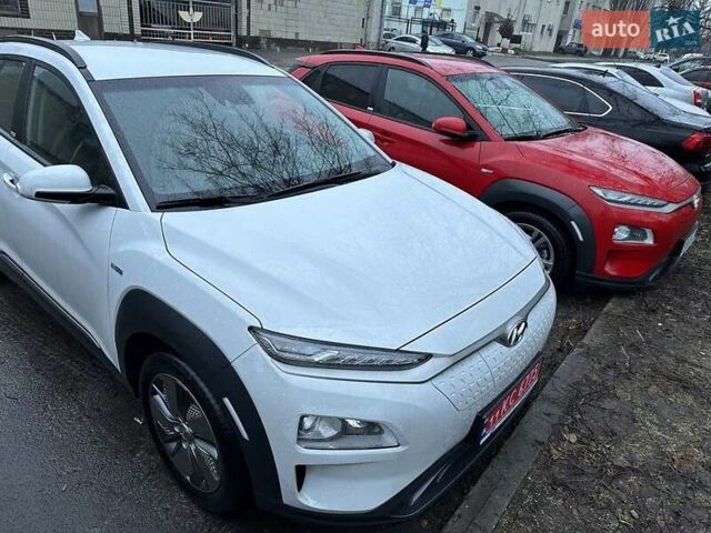 Красный Хендай Kona Electric, объемом двигателя 0 л и пробегом 40 тыс. км за 16965 $, фото 2 на Automoto.ua