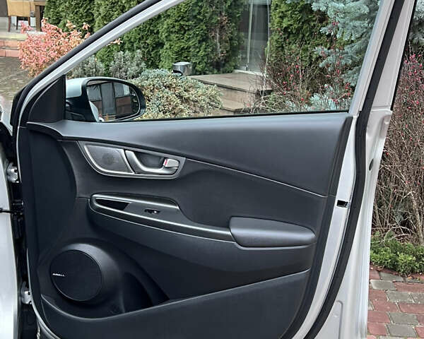 Хендай Kona Electric, объемом двигателя 0 л и пробегом 77 тыс. км за 20500 $, фото 27 на Automoto.ua