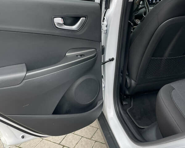 Хендай Kona Electric, объемом двигателя 0 л и пробегом 76 тыс. км за 16900 $, фото 11 на Automoto.ua