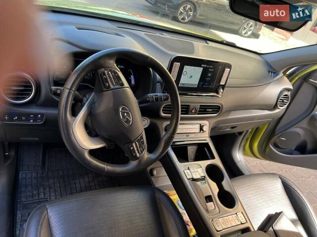 Желтый Хендай Kona Electric, объемом двигателя 0 л и пробегом 103 тыс. км за 16990 $, фото 6 на Automoto.ua