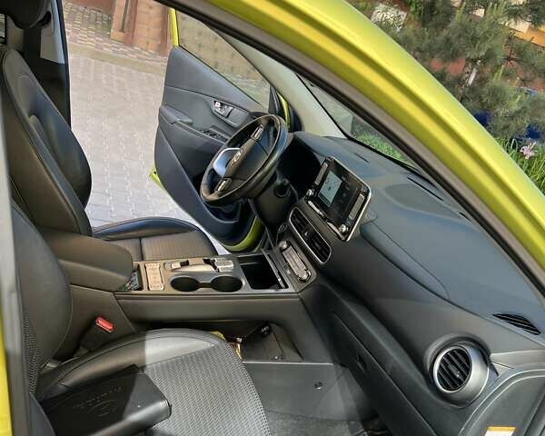 Желтый Хендай Kona Electric, объемом двигателя 0 л и пробегом 103 тыс. км за 16990 $, фото 5 на Automoto.ua