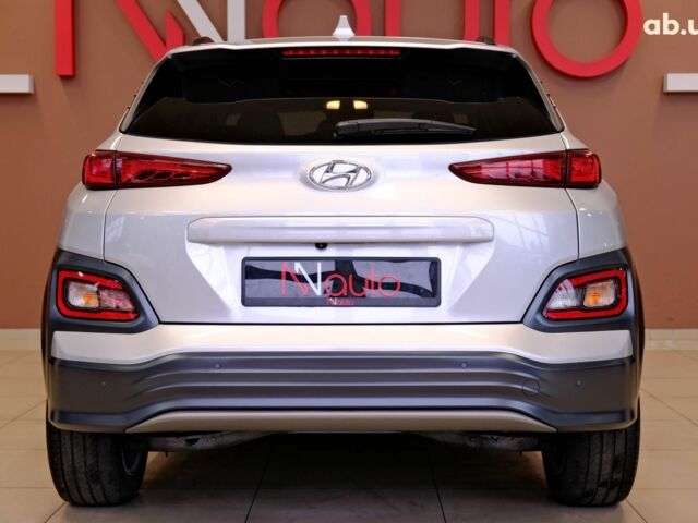 Серый Хендай Kona Electric, объемом двигателя 0 л и пробегом 88 тыс. км за 20300 $, фото 5 на Automoto.ua