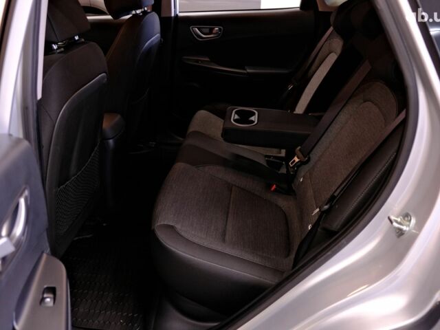 Серый Хендай Kona Electric, объемом двигателя 0 л и пробегом 88 тыс. км за 20300 $, фото 7 на Automoto.ua