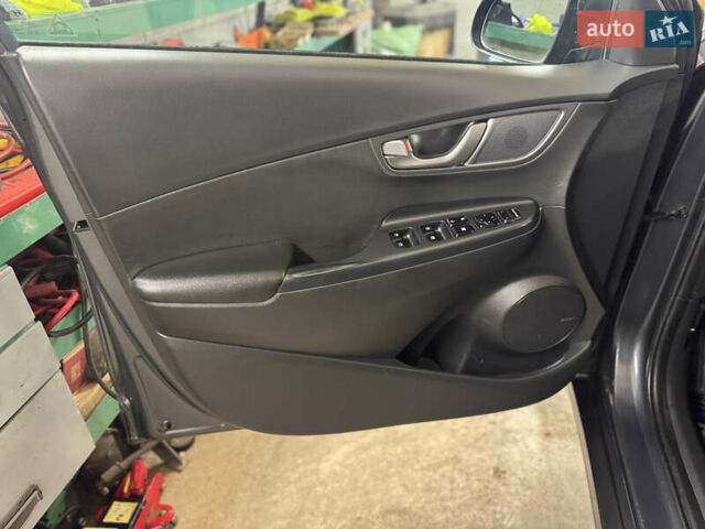 Серый Хендай Kona Electric, объемом двигателя 0 л и пробегом 137 тыс. км за 16700 $, фото 7 на Automoto.ua