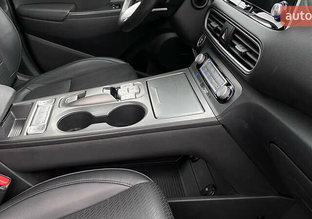 Серый Хендай Kona Electric, объемом двигателя 0 л и пробегом 89 тыс. км за 16900 $, фото 75 на Automoto.ua