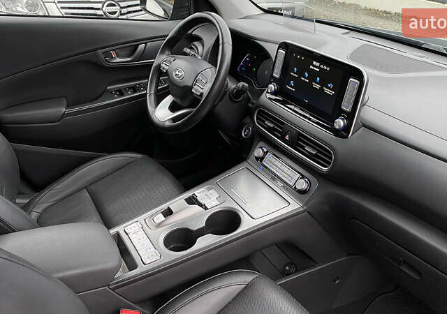 Серый Хендай Kona Electric, объемом двигателя 0 л и пробегом 89 тыс. км за 16900 $, фото 76 на Automoto.ua