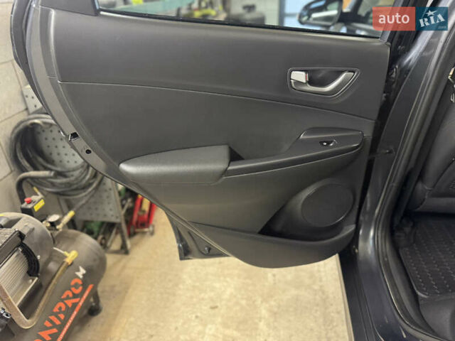 Серый Хендай Kona Electric, объемом двигателя 0 л и пробегом 137 тыс. км за 16700 $, фото 17 на Automoto.ua