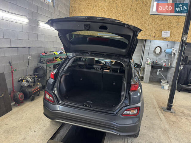 Серый Хендай Kona Electric, объемом двигателя 0 л и пробегом 137 тыс. км за 16700 $, фото 19 на Automoto.ua